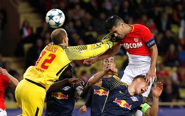 Ferdinand giận dữ khi Mourinho phát điên sau bàn thắng muộn của Fellaini - Bóng Đá