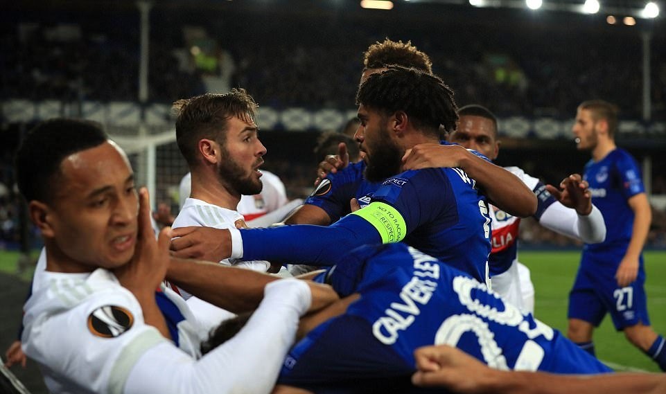 CĐV Everton bồng con nhỏ đánh cầu thủ Lyon - Bóng Đá