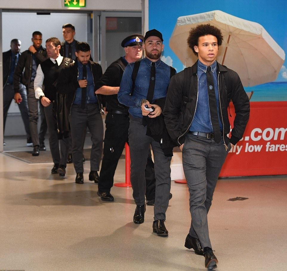 Dàn sao Man City mặc đồ cực chất đến Italia - Bóng Đá