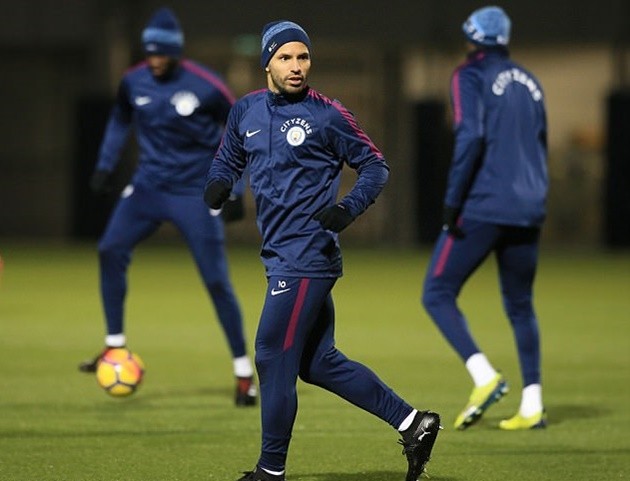 Đá bóng chán chê, sao Man City chuyển sang tập 