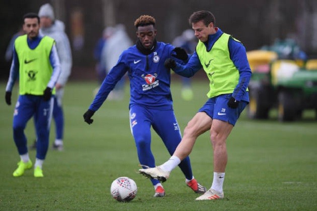 Sau siêu phẩm. Giroud vẫn cúi gầm mặt nghe Sarri chỉ giáo - Bóng Đá