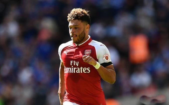Ozil lủi thủi đẩy tạ ở phòng tập London Colney  - Bóng Đá