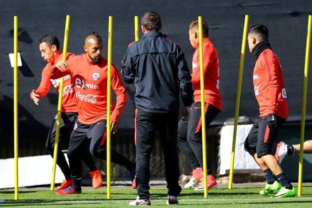 Gác lại tin đồn chuyển nhượng, Alexis Sanchez cháy hết mình khi lên tuyển - Bóng Đá