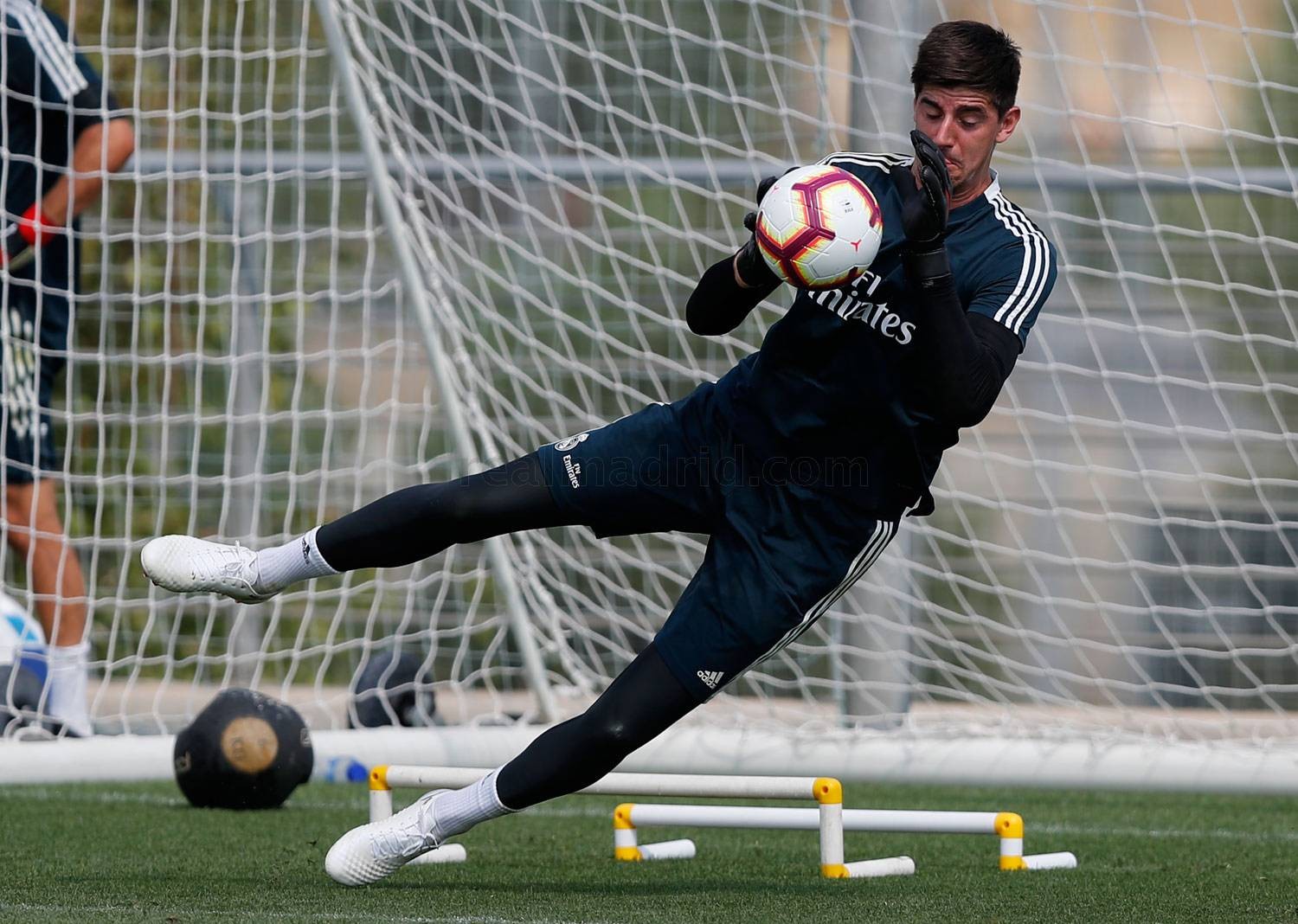 Kyle Walker cực bảnh trong clip truyền tải giấc mơ bóng đá - Bóng Đá