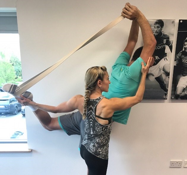 Vượt rào an ninh, fan nhí vào tận sân ôm bằng được Messi - Bóng Đá