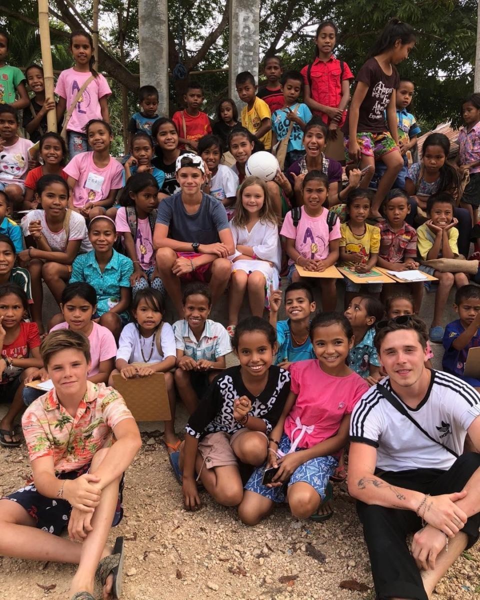 Giải trí ở hộp đêm, dàn sao Man Utd vẫn bị NHM vây kín - Bóng Đá