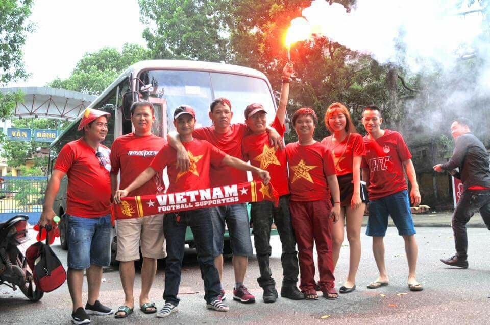 Vươn lên top 4, Wenger vẫn bị CĐV khắp thế giới 