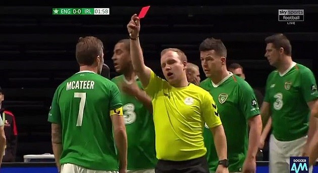 NÓNG: Cựu sao Man Utd ẩu đả ngay trên sóng truyền hình - Bóng Đá