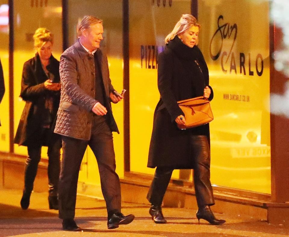 Dưới áp lực sa thải, Koeman vẫn thỏa mái dạo phố - Bóng Đá