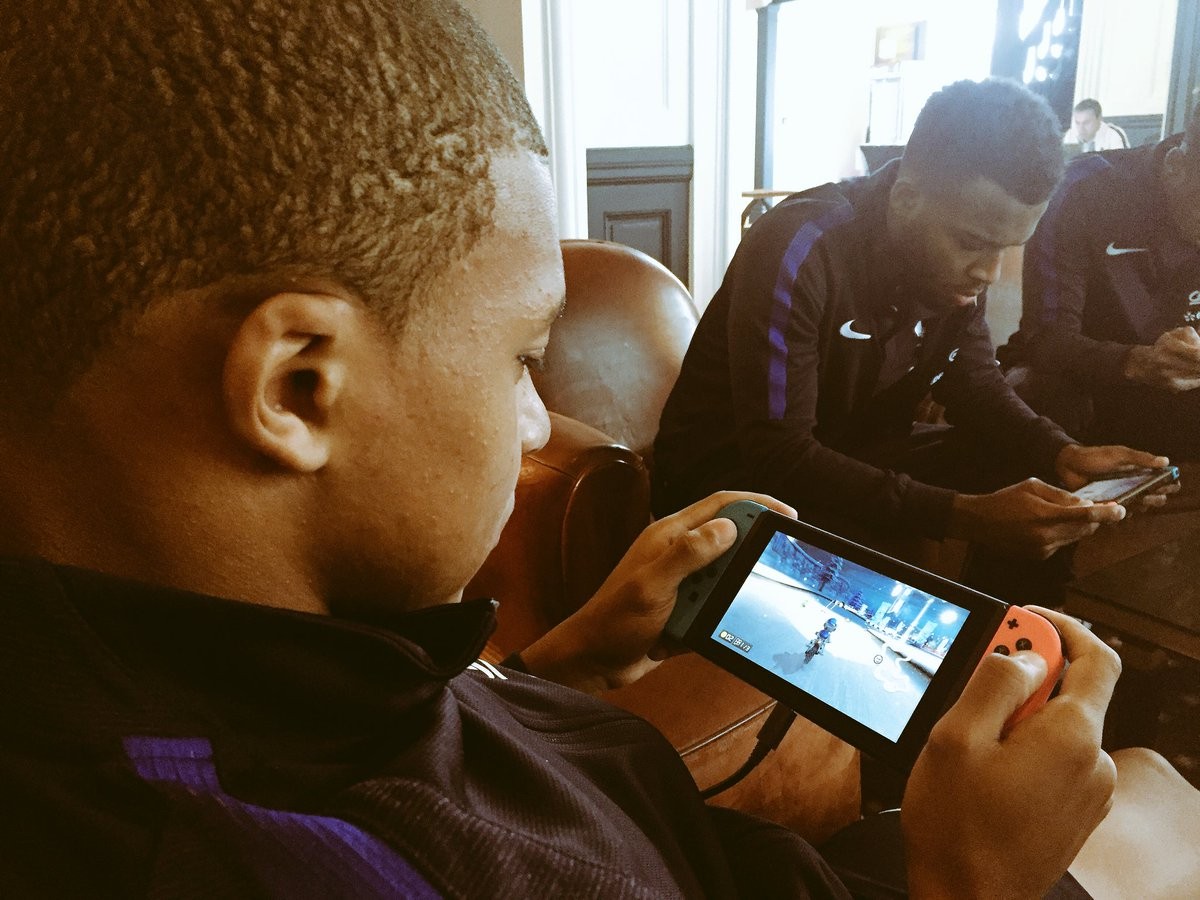 Claude Puel diện vest lịch lãm, chờ nối dài 