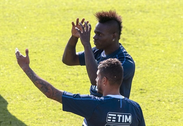 Sốc: Pogba chào tất cả, trừng mắt với Mourinho - Bóng Đá