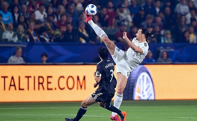 Sir Alex đến sân tập - Bóng Đá