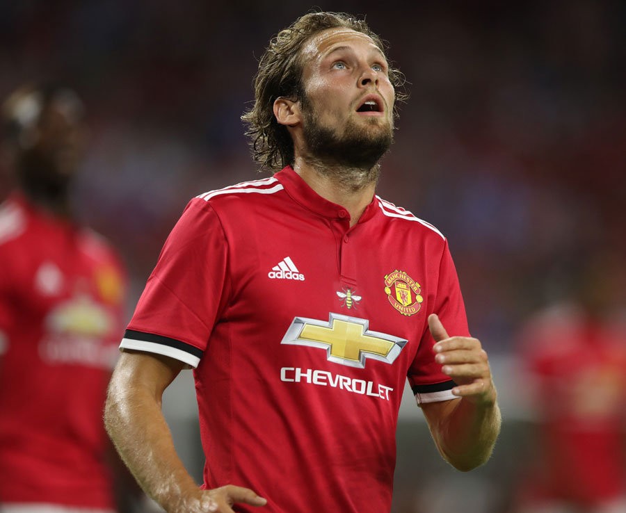 Bị chỉ trích gay gắt, Alexis Sacnhez vẫn rạng rỡ trên sân tập - Bóng Đá