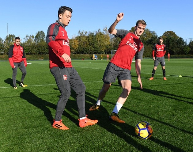 Giroud tập sút hăng say, chờ giây phút 