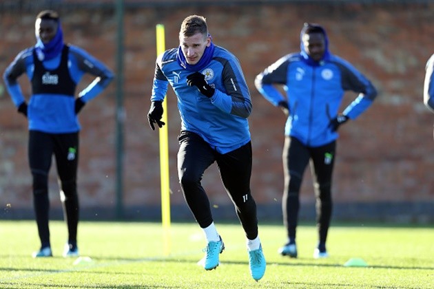 Vừa tạo siêu phẩm, Mahrez đã lao đầu vào tập chạy - Bóng Đá