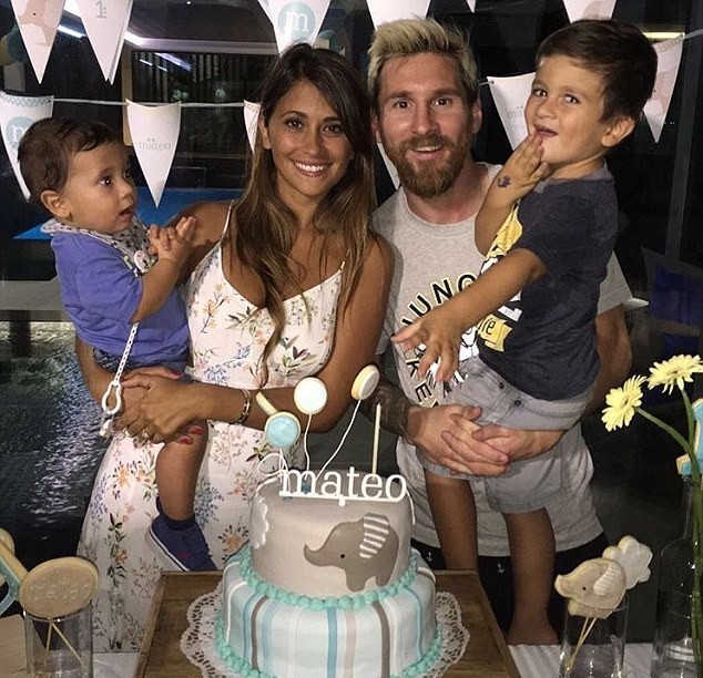 Messi 'luyện' FIFA cùng con trai Thiago - Bóng Đá