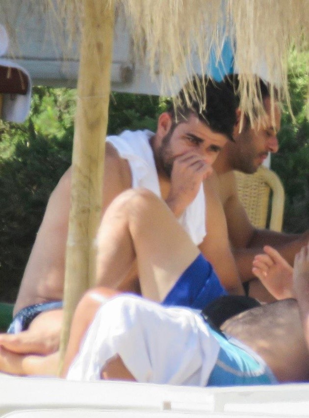 Đồng đội lên tuyển, Diego Costa nốc bia trong ngày sinh nhật buồn - Bóng Đá