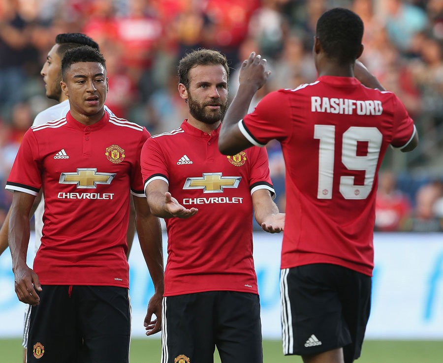 Những hình ảnh lung linh của Kylian Mbappe trên đường phố Paris - Bóng Đá