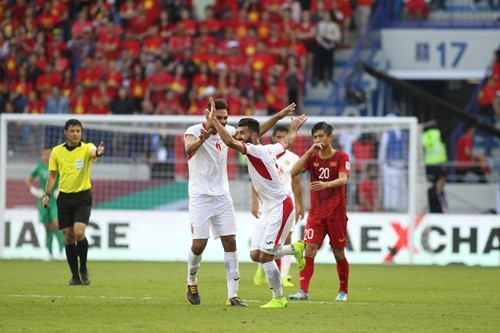 Trực tiếp ĐT Việt Nam 1-1 Jordan (H2): Tiến Linh thay Công Phượng, thầy Park làm mới hàng công - Bóng Đá