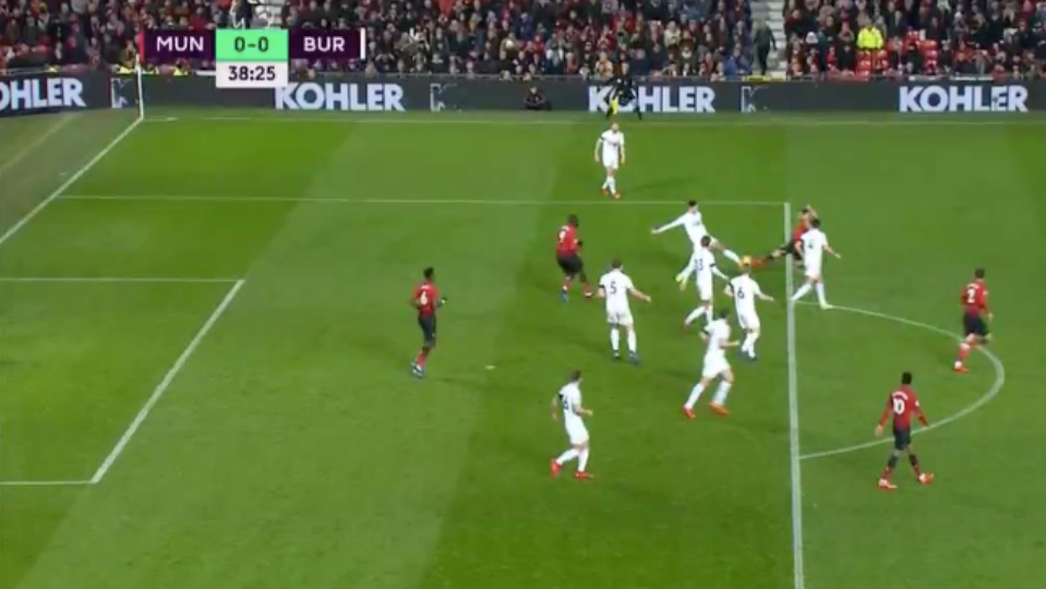 Đây! 2 tình huống đáng chú ý nhất hiệp 1 trận Man Utd - Burnley - Bóng Đá