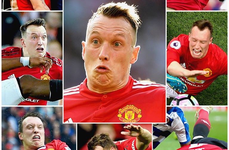 'Man Utd nên bán gã đó và mua kem cho NHM hoặc xây toilet cho Ấn Độ' - Bóng Đá