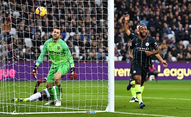 Chuyện lạ: Fabianski cười tươi khi bị sao Man City phá lưới - Bóng Đá