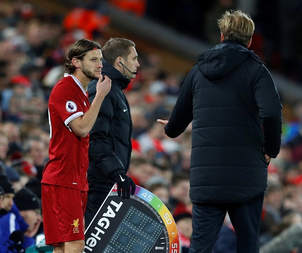 Bellerin bị cáng ra sân và đây là cầu thủ bất ngờ đến an ủi - Bóng Đá