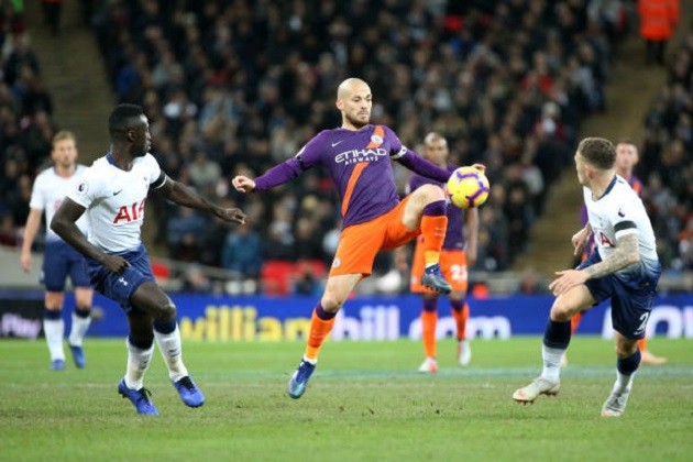 4 cầu thủ Tottenham bất lực nhìn Mahrez làm 