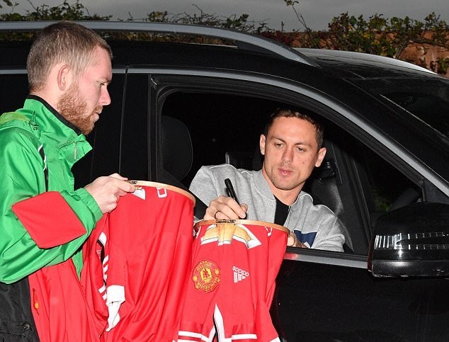 Trên đường đến sân tập, Man Utd bị fan nữ chặn đường xin chữ kí, tặng quà và 'selfie' - Bóng Đá