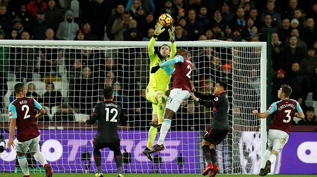 Giroud ngao ngán hát 