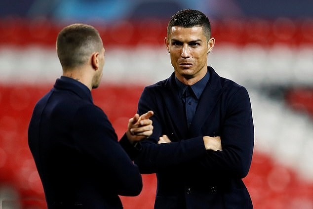 ronaldo đặt chân đến Old Trafford - Bóng Đá