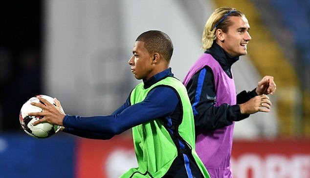 Griezmann cùng tuyển Pháp tập bóng rổ, Paul Pogba có ngứa tay? - Bóng Đá