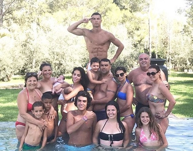 Ronaldo và con trai hân hoan chào đón 'công chúa 'Alana Martina vừa chào đời - Bóng Đá