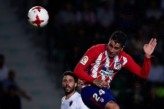 Simeone che mặt khi nhìn Torres dứt điểm thua cả chân sút nghiệp dư - Bóng Đá