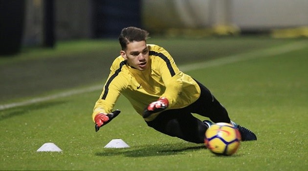 Đá bóng chán chê, sao Man City chuyển sang tập 