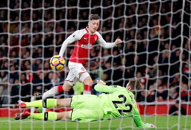 Sanchez bị các em nhỏ vây kín trong ngày lễ Giáng sinh - Bóng Đá