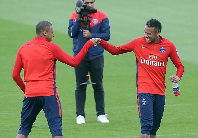 Mbappe leo lên bàn tiệc, phấn khích trổ tài với các đồng đội mới - Bóng Đá