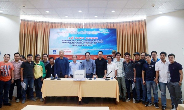 Thanh Trung, Quang Hải có mặt trong danh sách đề cử VĐV tiêu biểu toàn quốc năm 2017 - Bóng Đá