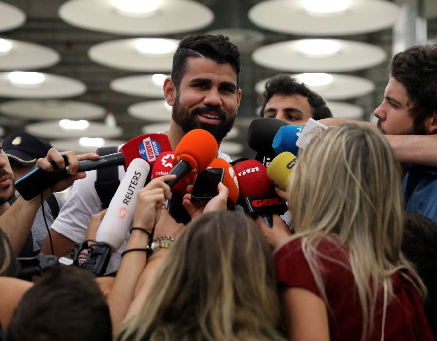 Diego Costa bị phóng viên vây ở Madrid - Bóng Đá