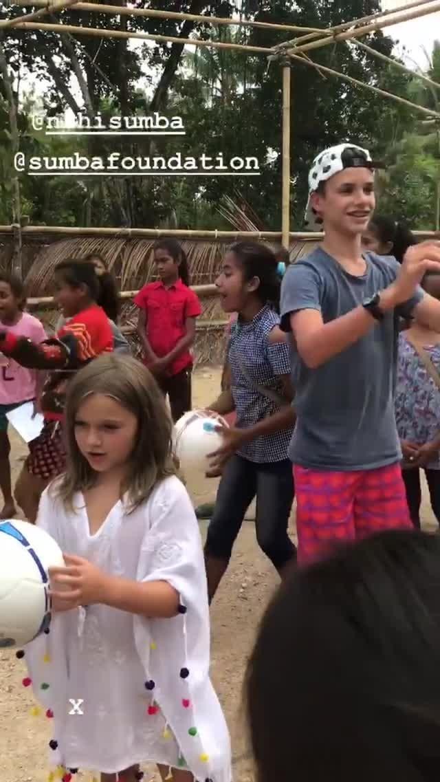 Giải trí ở hộp đêm, dàn sao Man Utd vẫn bị NHM vây kín - Bóng Đá