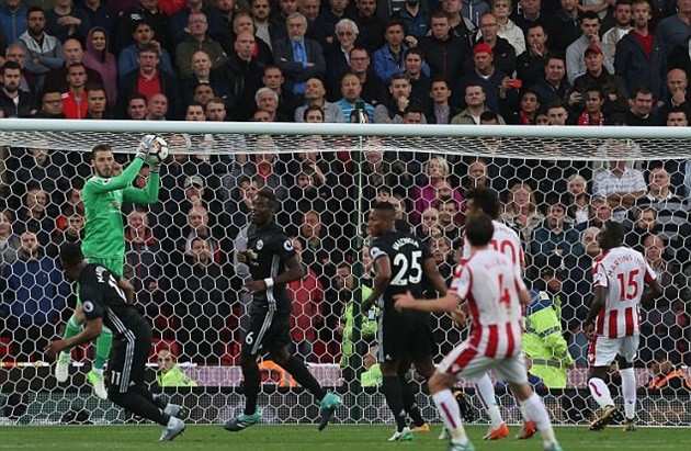 Gác lại trận hòa Stoke, De Gea xuống phố cùng 