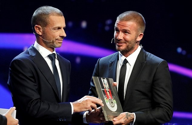 Bà xã David Beckham khoe ngực lấp ló bên cạnh chồng - Bóng Đá