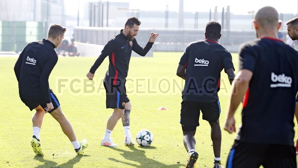 Vươn lên top 4, Wenger vẫn bị CĐV khắp thế giới 