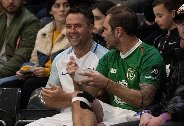 NÓNG: Cựu sao Man Utd ẩu đả ngay trên sóng truyền hình - Bóng Đá