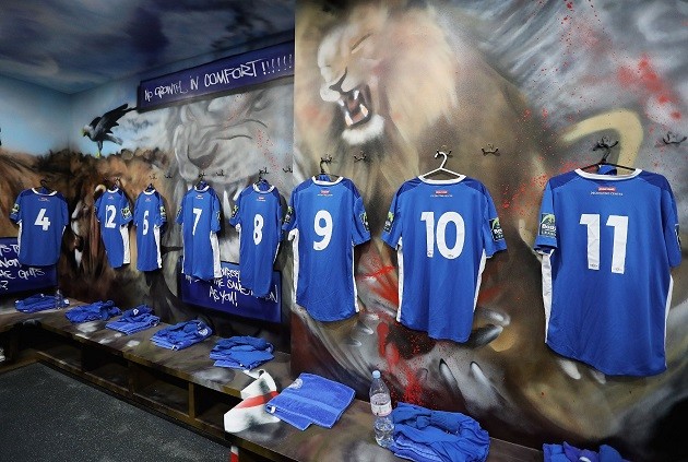 Choáng hợp với phòng thay đồ như bảo tàng nghệ thuật của CLB nghiệp dư Billericay Town  - Bóng Đá