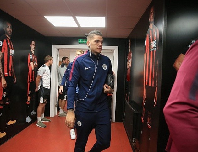 Mendy bảnh bao trình làng CĐV Man City - Bóng Đá