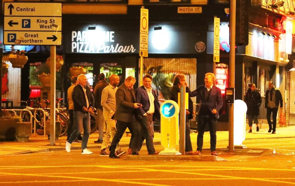 Dưới áp lực sa thải, Koeman vẫn thỏa mái dạo phố - Bóng Đá