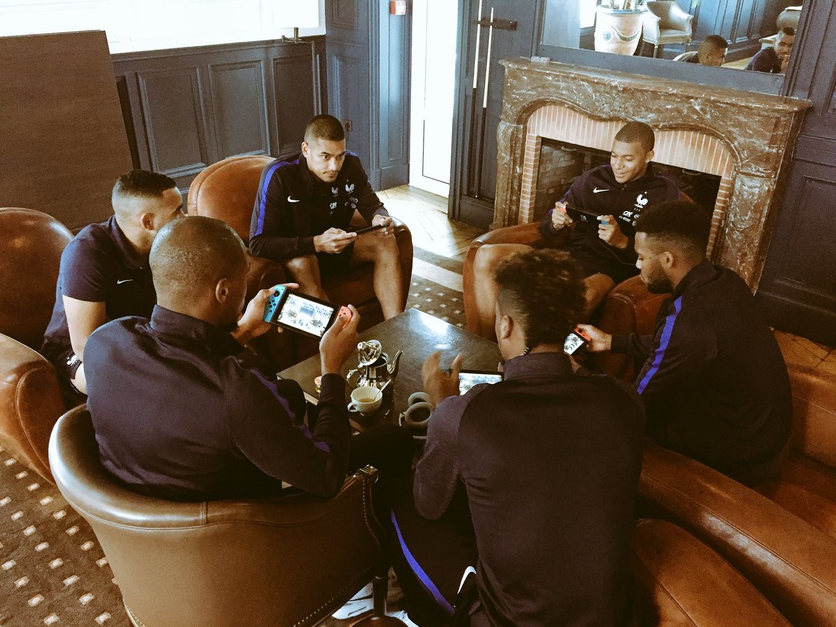 Claude Puel diện vest lịch lãm, chờ nối dài 