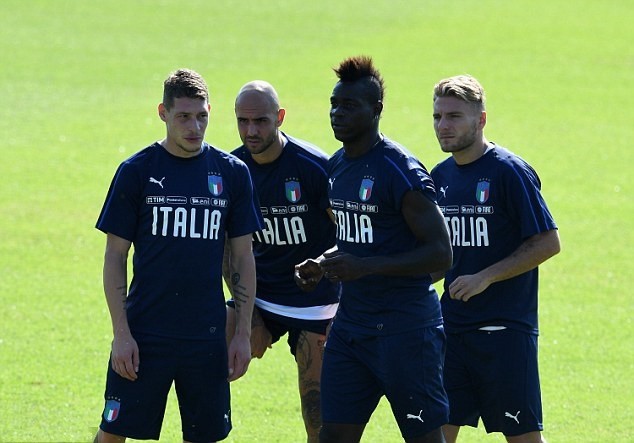Sốc: Pogba chào tất cả, trừng mắt với Mourinho - Bóng Đá