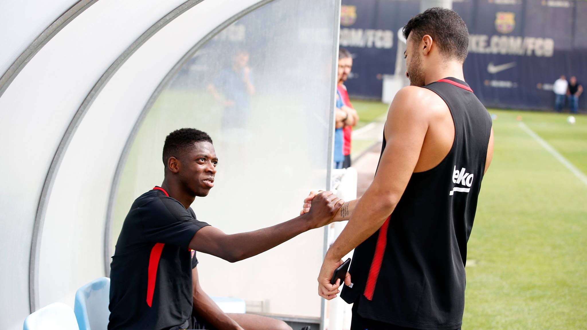Dembele vã mồ hôi trong buổi tập đầu tiên tại Barcelona - Bóng Đá